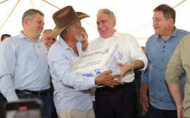 Em Palmas, governador Laurez Moreira participa de workshop sobre produção de frutas e hortaliças e entrega kits de sementes do programa Mesa Farta