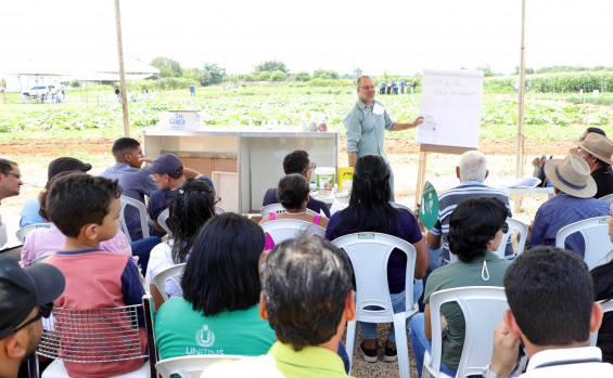 Em Palmas, governador Laurez Moreira participa de workshop sobre produção de frutas e hortaliças e entrega kits de sementes do programa Mesa Farta
