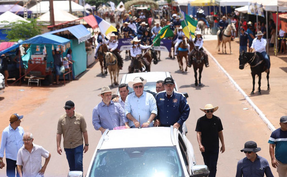 Governador Laurez Moreira participa da tradicional cavalgada de Ananás em comemoração aos 62 anos do município
