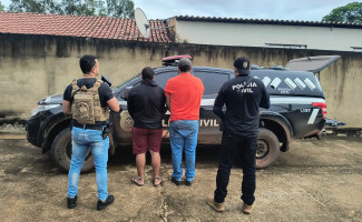 Em Almas, Polícia Civil cumpre mandado de busca e apreensão e prende dois homens por posse irregular de armas de fogo