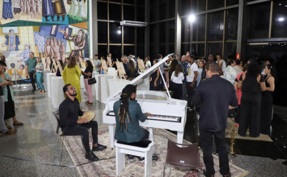 Emoção e sensibilidade marcam a abertura da exposição “Entre Gravuras e Traços” com o espetáculo Sampiano – sons que contam histórias