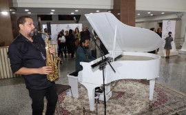 Emoção e sensibilidade marcam a abertura da exposição “Entre Gravuras e Traços” com o espetáculo Sampiano – sons que contam histórias