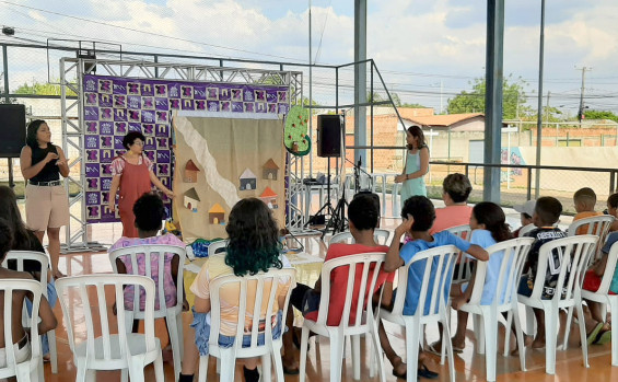 Espetáculo “Léia e a boroca cor de céu” leva a magia da literatura tocantinense para escolas em municípios do estado