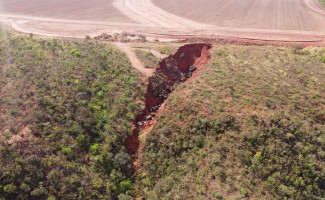 Polícia Civil conclui inquérito e Justiça aplica multa de R$ 100 mil por dia a responsáveis por crime ambiental nas Serras Gerais
