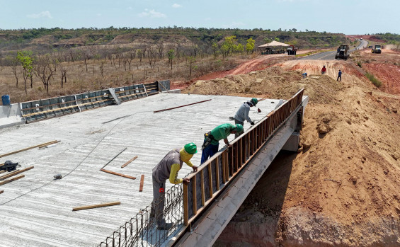 No Jalapão, Governo do Tocantins conclui 99% da estrutura da ponte sobre o rio Vermelho e prevê inauguração em dezembro