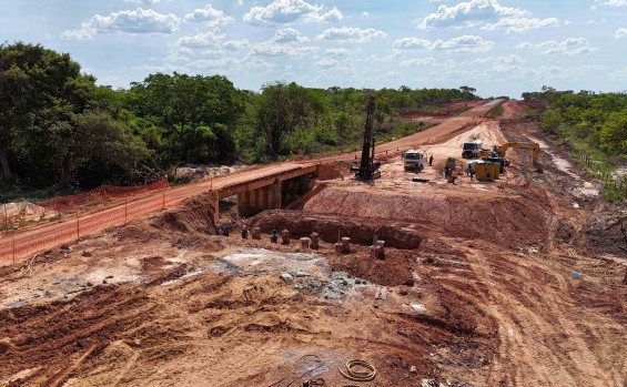 Obras de pavimentação da TO-387 entre Conceição e Taipas do Tocantins chegam a 80% de conclusão 