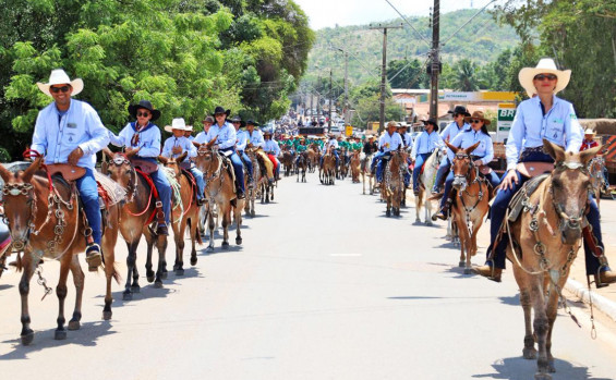 Governador Laurez Moreira participa de cavalgada que abre a 16ª Exposição Agropecuária de Xambioá