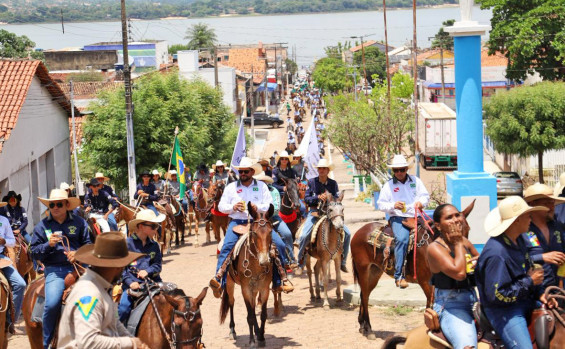Governador Laurez Moreira participa de cavalgada que abre a 16ª Exposição Agropecuária de Xambioá