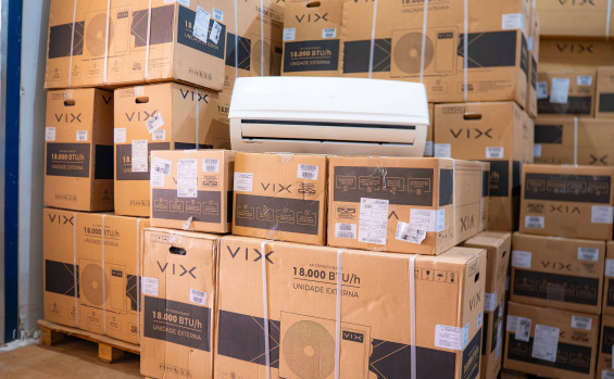 Governador Laurez Moreira visita centro de distribuição da SES/TO e acompanha envio de ar-condicionados para reforçar estrutura dos hospitais estaduais