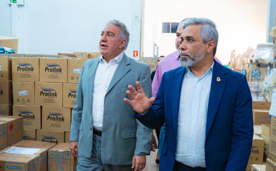 Governador Laurez Moreira visita centro de distribuição da SES/TO e acompanha envio de ar-condicionados para reforçar estrutura dos hospitais estaduais