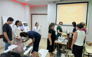Hospital e Maternidade Dona Regina capacita equipe sobre prevenção de infecção na realização de curativos