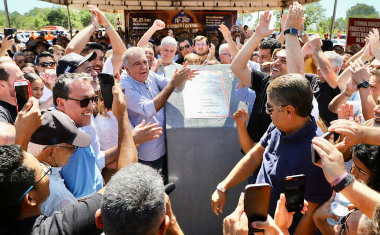 Governador Laurez Moreira fala ao público durante entrega da TO-365