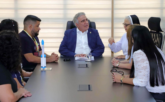 Governador Laurez Moreira recebe estudantes de Palmas premiadas com medalha de ouro na Olimpíada Brasileira de Foguetes