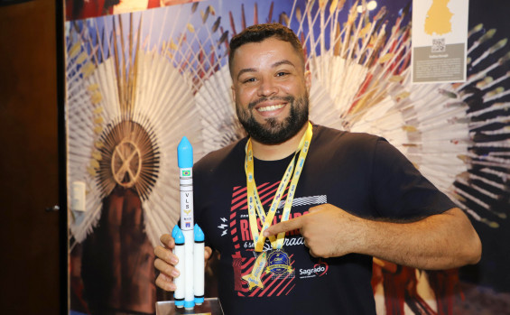 Governador Laurez Moreira recebe estudantes de Palmas premiadas com medalha de ouro na Olimpíada Brasileira de Foguetes