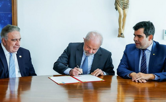 Em Brasília, governador Laurez Moreira participa da cerimônia em que presidente Lula sanciona leis para a criação de rotas turísticas no Tocantins