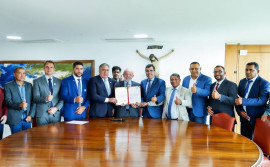 Em Brasília, governador Laurez Moreira participa da cerimônia em que presidente Lula sanciona leis para a criação de rotas turísticas no Tocantins
