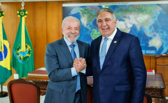 Em Brasília, governador Laurez Moreira participa da cerimônia em que presidente Lula sanciona leis para a criação de rotas turísticas no Tocantins