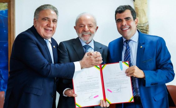 Em Brasília, governador Laurez Moreira participa da cerimônia em que presidente Lula sanciona leis para a criação de rotas turísticas no Tocantins