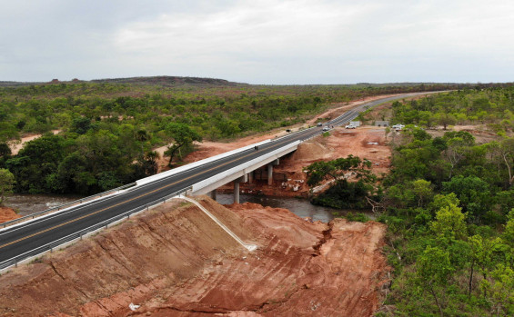 Governador Laurez Moreira entrega ponte sobre o Rio Vermelho e reforça integração entre Lagoa do Tocantins e São Félix, no Jalapão