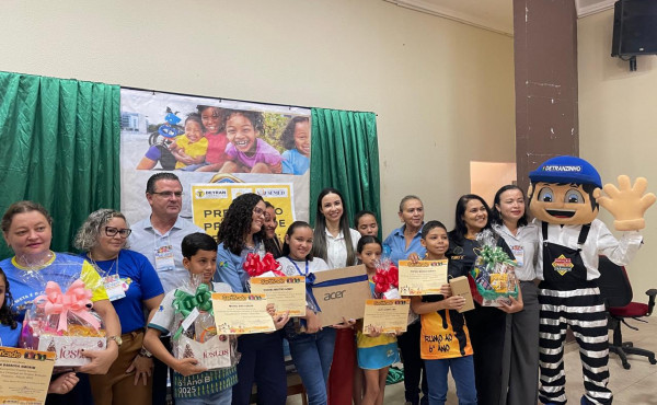Em Pedro Afonso, Governo do Tocantins premia estudantes vencedores do projeto de redação sobre educação para o trânsito
                    Iniciativa mobilizou mais de 200 estudantes da rede municipal e teve o objetivo de instigar o pensamento crítico com foco na educação para o trânsito