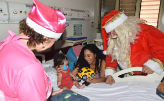 Crianças internadas no HGP recebem a visita do Papai Noel