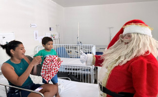 Papai Noel leva alegria às crianças internadas no Hospital Geral de Palmas
