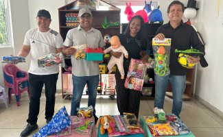 Servidores da SES-TO entregam brinquedos nos hospitais regionais de Augustinópolis e Araguaína