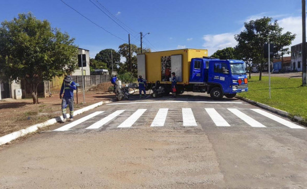 Governo do Tocantins executa 45,5% de sinalização viária no interior do estado

                    Projeto executado pelo Detran/TO já conta com 12 frentes de trabalho e beneficia municípios com implantação de placas e pintura de vias