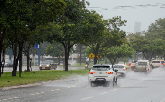 Detran orienta condutores sobre cuidados com os pneus veiculares no período de chuvas intensas