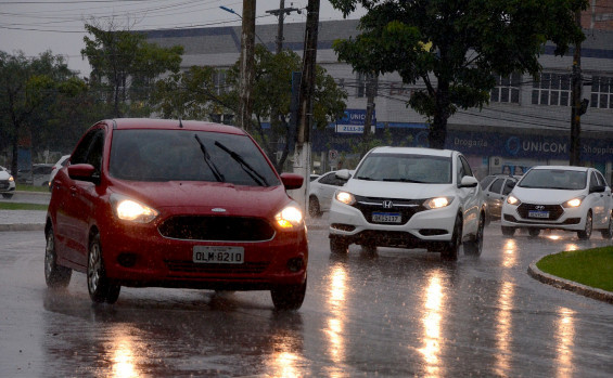 Detran orienta condutores sobre cuidados com os pneus veiculares no período de chuvas intensas
