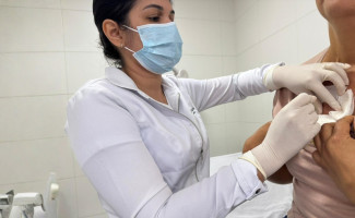 Capacitação qualifica equipe de enfermagem da UNACON/HRA para manejo de cateter de quimioterapia