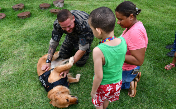 Governo do Tocantins oferece terapia assistida por cães a pacientes do Centro Especializado em Transtorno do Espectro Autista