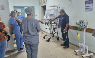 Hospital Regional de Augustinópolis realiza treinamento para uso seguro de incubadora de transporte 