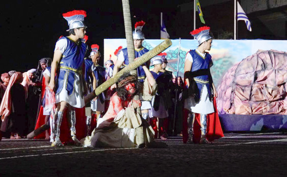 Encenação da Paixão de Cristo emociona público e reúne centenas de pessoas na Praça dos Girassóis em Palmas