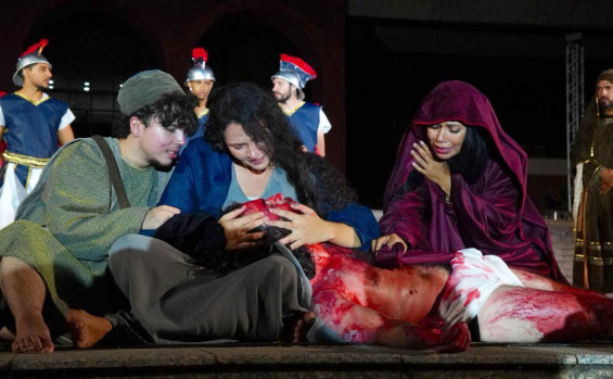 Encenação da Paixão de Cristo emociona público e reúne centenas de pessoas na Praça dos Girassóis em Palmas