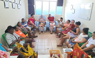 Colaboradores e hóspedes da Casa de Apoio Glória Moraes celebram a Páscoa preparando seus próprios chocolates