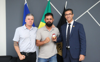 Polícia Civil homenageia investigador do GOTE durante solenidade de aposentadoria