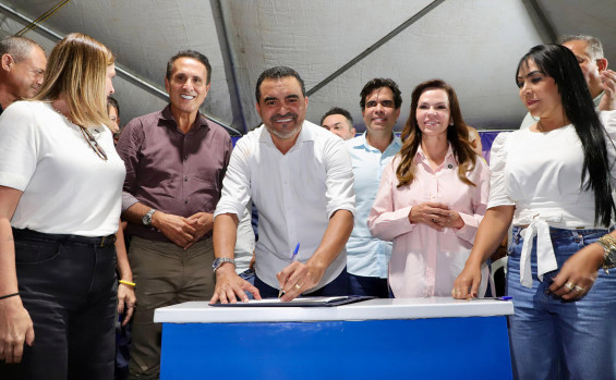 Na ocasião o chefe do Executivo também assinou a ordem de serviço de mais de R$ 2,5 milhões para revitalização da ponte sobre o rio Conceição, entre Taguatinga e Taipas - Governo do Tocantins