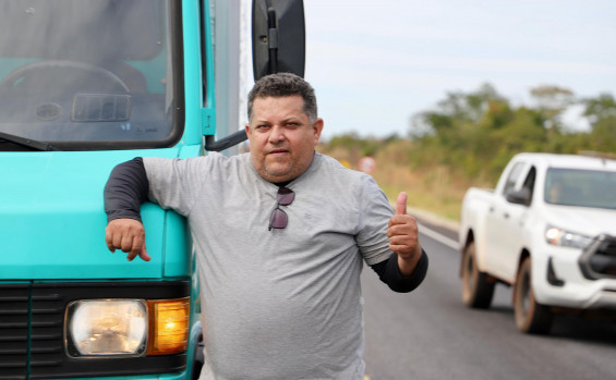 Caminhoneiro Alexandro da Silva Martins celebra as melhores condições para o transporte de mercadorias após a pavimentação da rodovia - Antonio Gonçalves/Governo do Tocantins
