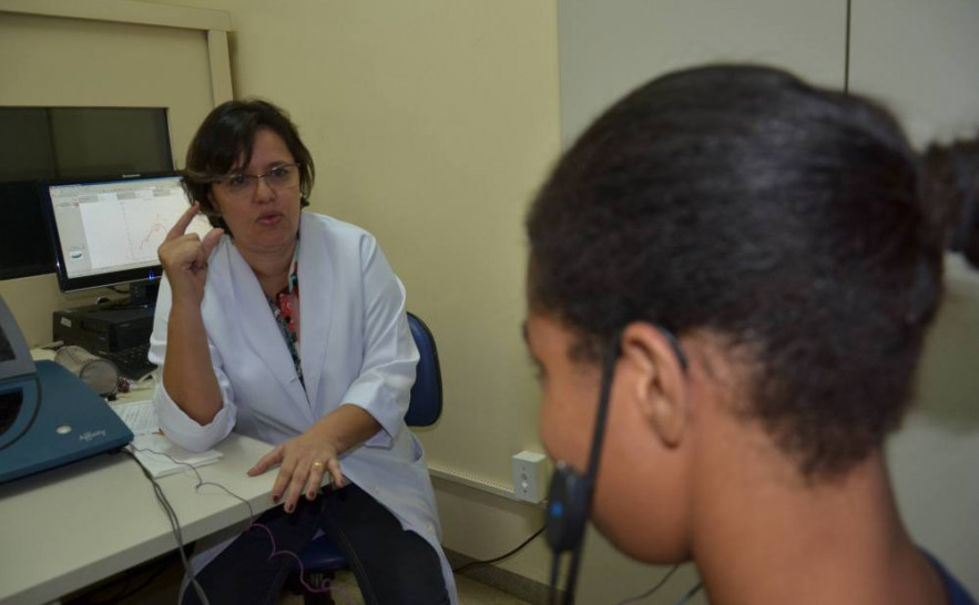 Fonoaudióloga do CER, Elenice Batista, destaca que causa da surdez pode estar relacionada a diversos fatores, genéticos, ambientais ou decorrentes do envelhecimento 