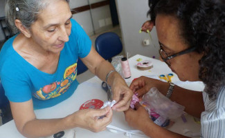 Oficina de artesanato em fita contribui para levar alegria ao HGP  