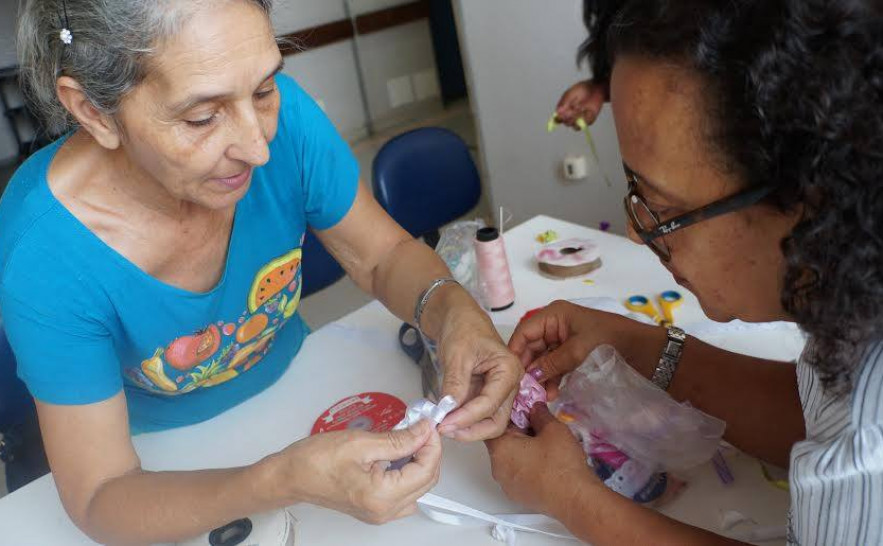 Acompanhantes, pacientes e colaboradores participam de oficina de artesanato em fitas