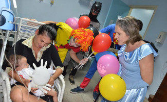 Visitas lúdicas levam alegria a crianças internadas no Infantil