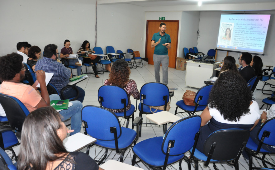 Hormonioterapia, prevenção a doenças sexualmente transmissíveis, procedimentos cirúrgicos de mudança de sexo foram tema de debate