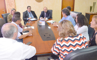 Secretários e profissionais se reúnem para discutir pagamentos 
