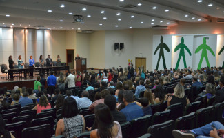 Após passar por hospitais, turma médicos recebem diplomas