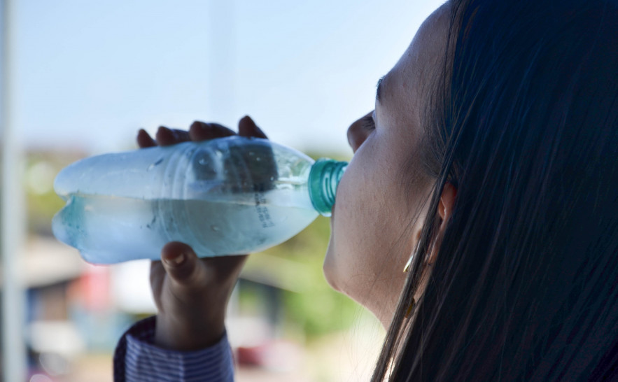 A recomendação é beber de 2 a 3 litros de água durante o dia para não desidratar