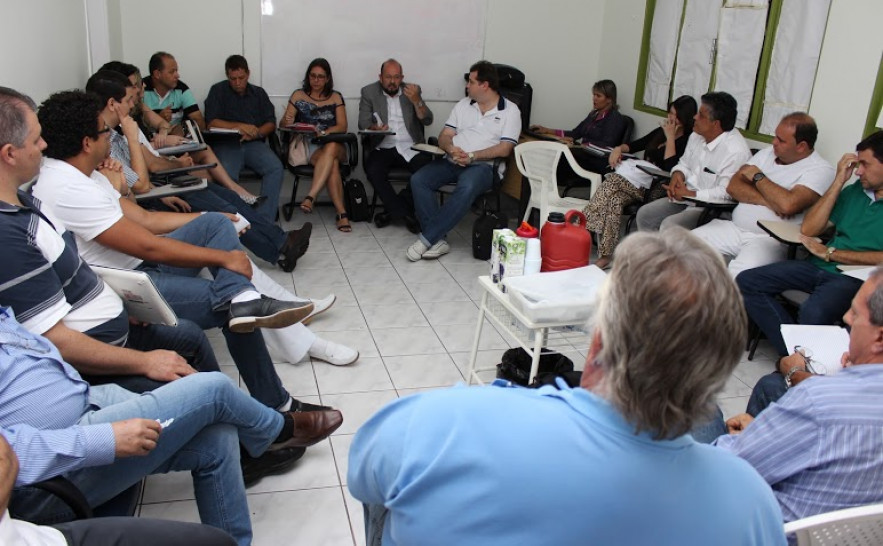 Secretário ouviu demandas de profissionais e esclareceu o trabalho que vem sendo realizado pela Seseu