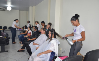 Mulheres servidoras da Saúde são contempladas com tarde de beleza 