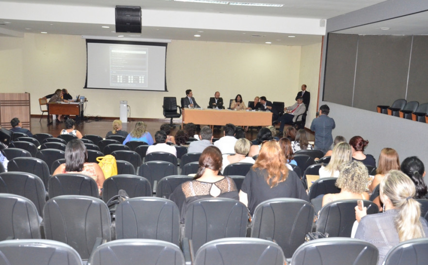  Em audiência pública a Secretaria de Estado da Saúde entregou à Comissão de Saúde o relatório anual da gestão 2015
